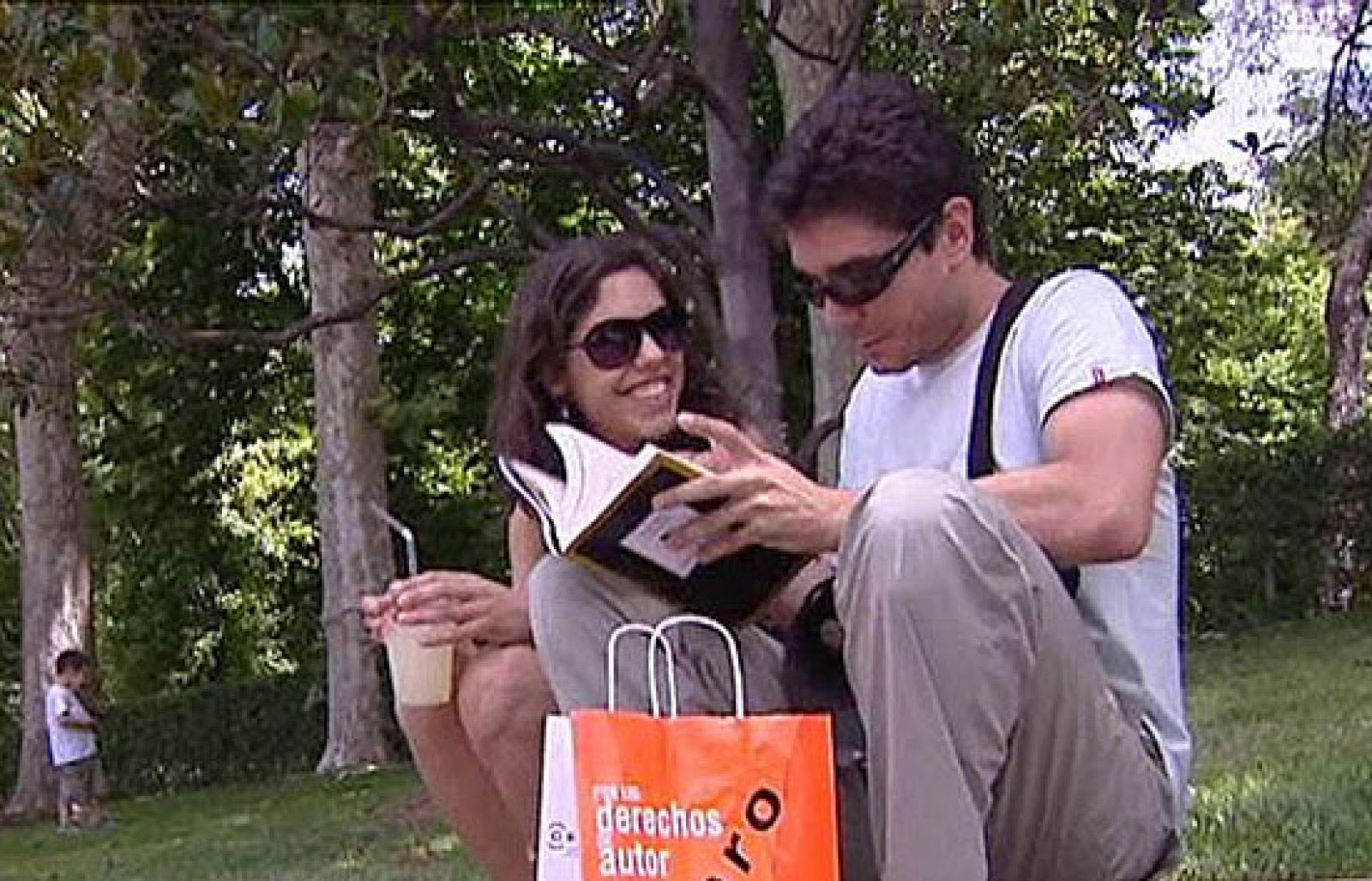 Los lectores llenan la feria del libro | Ver