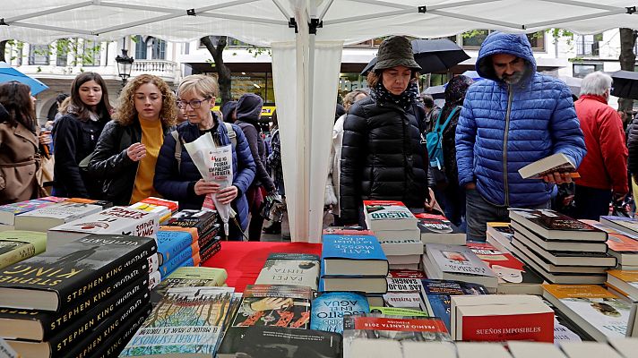 Rosas y libros ponen color a un Sant Jordi gris y lluvioso en Barcelona