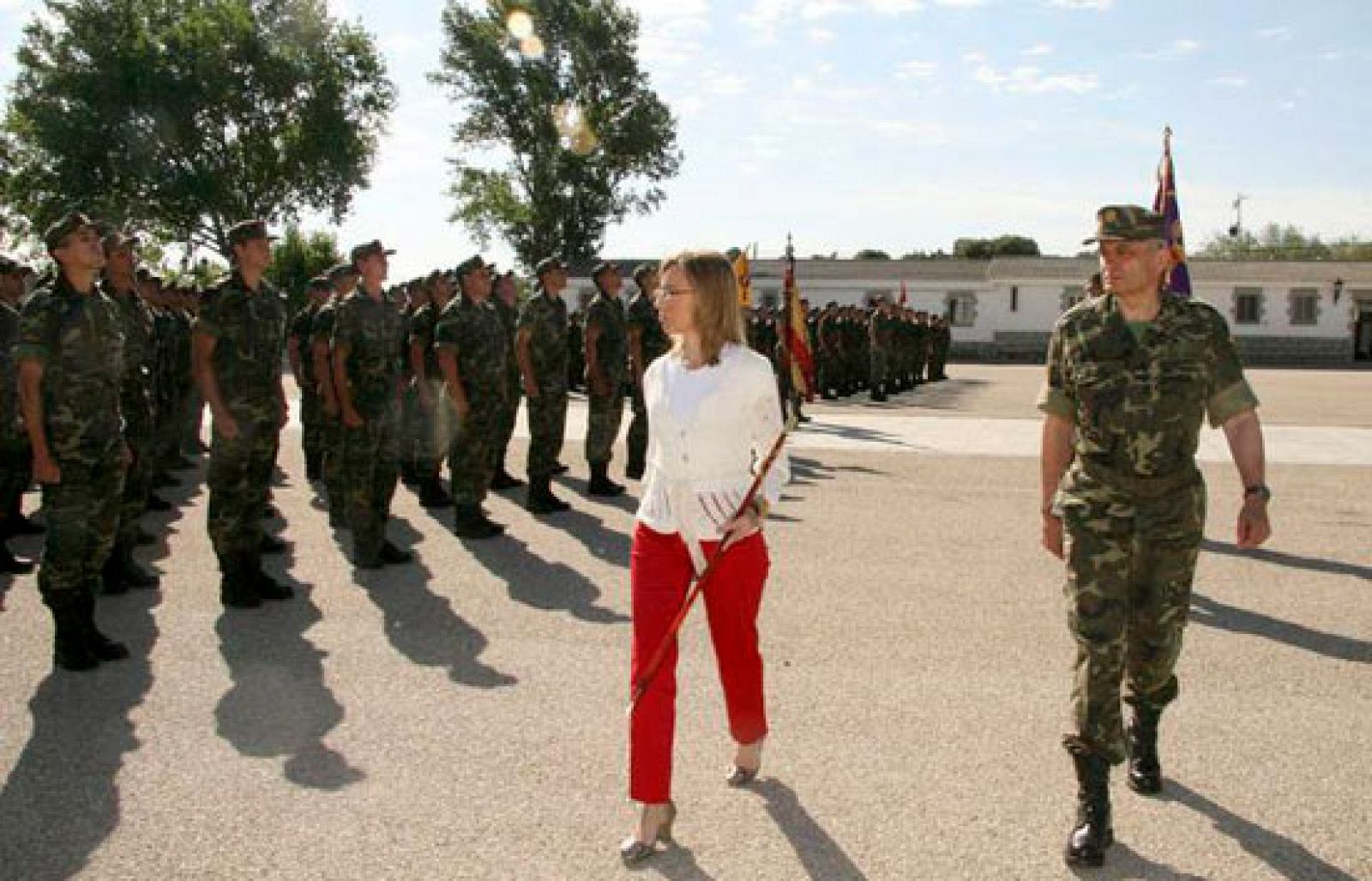 Chacón acude a la jura de bandera de Hoyo de Manzanares