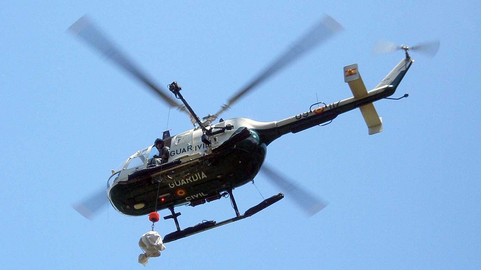 Un hombre ha sido detenido este miércoles en el municipio tinerfeño de Adeje tras la desaparición de su mujer y un hijo de ambos de 10 años, por un posible episodio de violencia de género, según han informado fuentes de la Guardia Civil.La Guardia Civil y los equipos de emergencias rastrean, con la ayuda de dos helicópteros, una zona boscosa donde unos senderistas han encontrado a otro hijo de la pareja, un niño de cinco años.