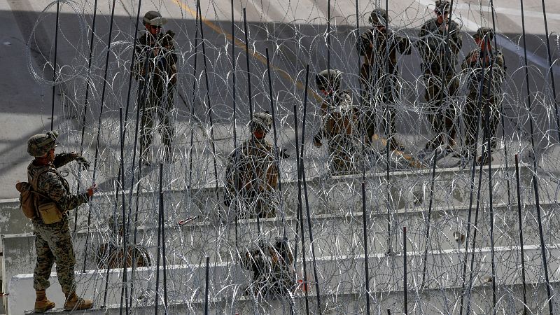 El presidente de Estados Unidos, Donald Trump, ha anunciado que enviará "soldados armados" a la frontera con México, después de asegurar que militares de ese país han sacado sus armas contra soldados estadounidenses.