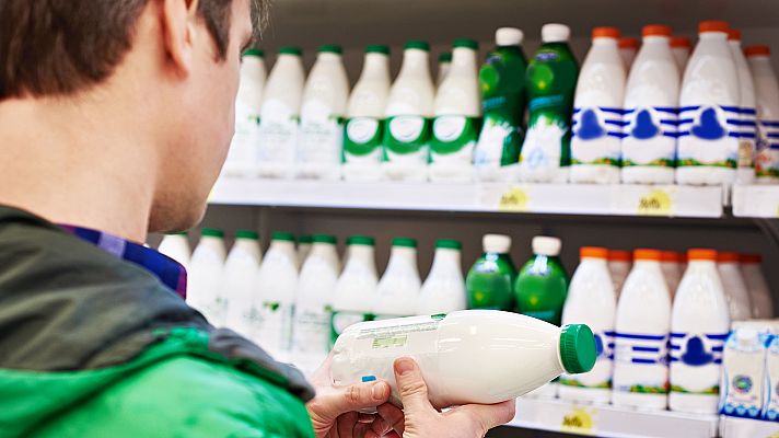 Telediario 1 - Los consumidores podrán elegir el tipo de leche que quieren consumir a través de una encuesta 'online'
