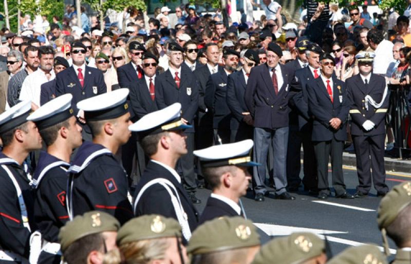 Severiano Ballesteros ha jurado bandera junto con otros ciudadanos en uno de los actos previos al Día de las Fuerzas Armadas, que se celebra el domingo en Santander.  