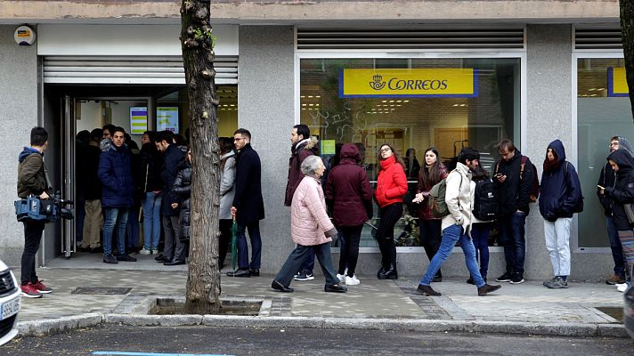 Telediario 1 - Correos admite 250.000 votos por correo en un solo día