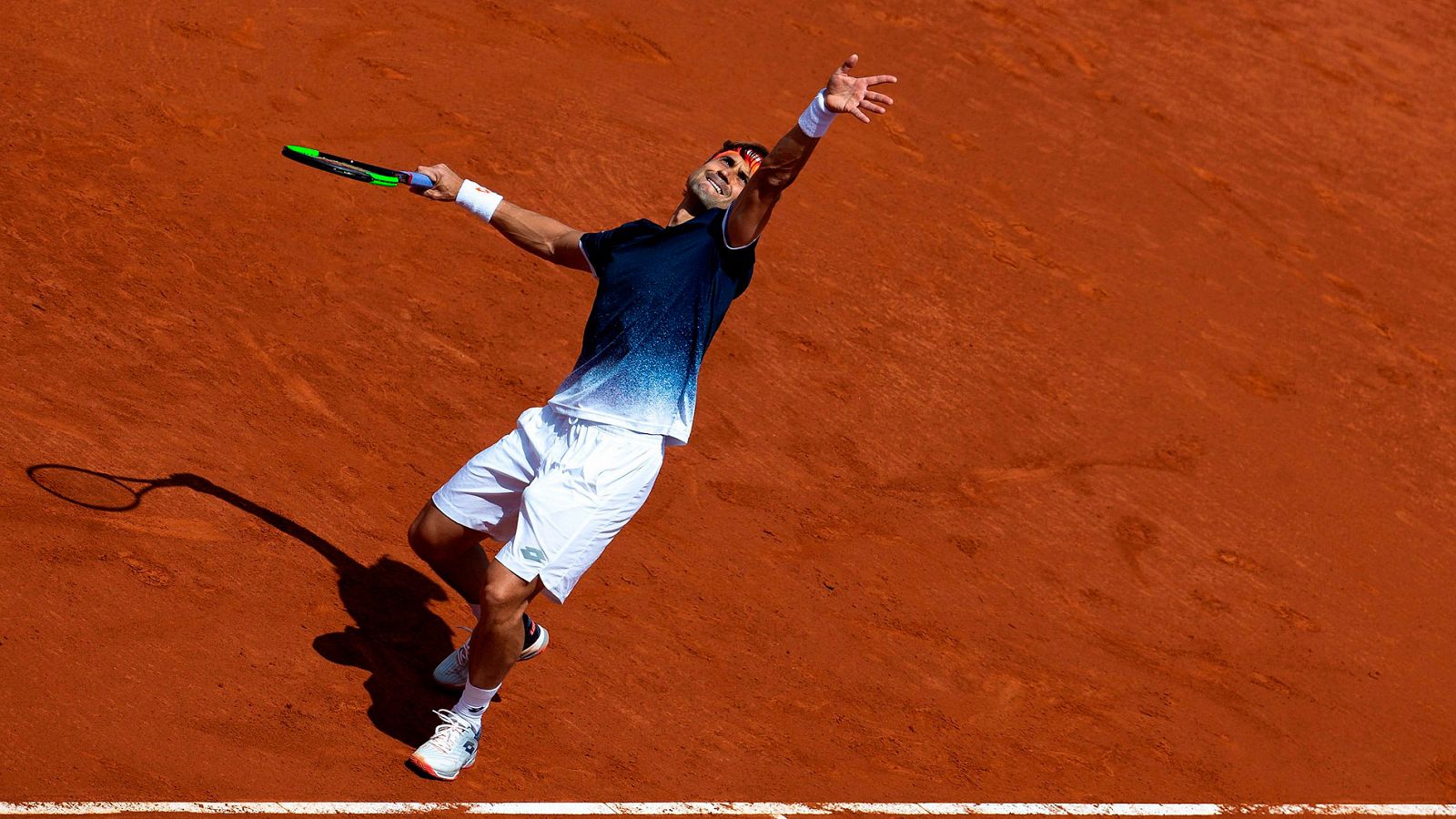 El público de Barcelona ha despedido con una gran ovación a David Ferrer, que se ha despedido del Conde de Godó tras su última participación al caer con Rafa Nadal en octavos de final. 'Ferru', como es habitual, ha dejado su cinta en la pista a modo