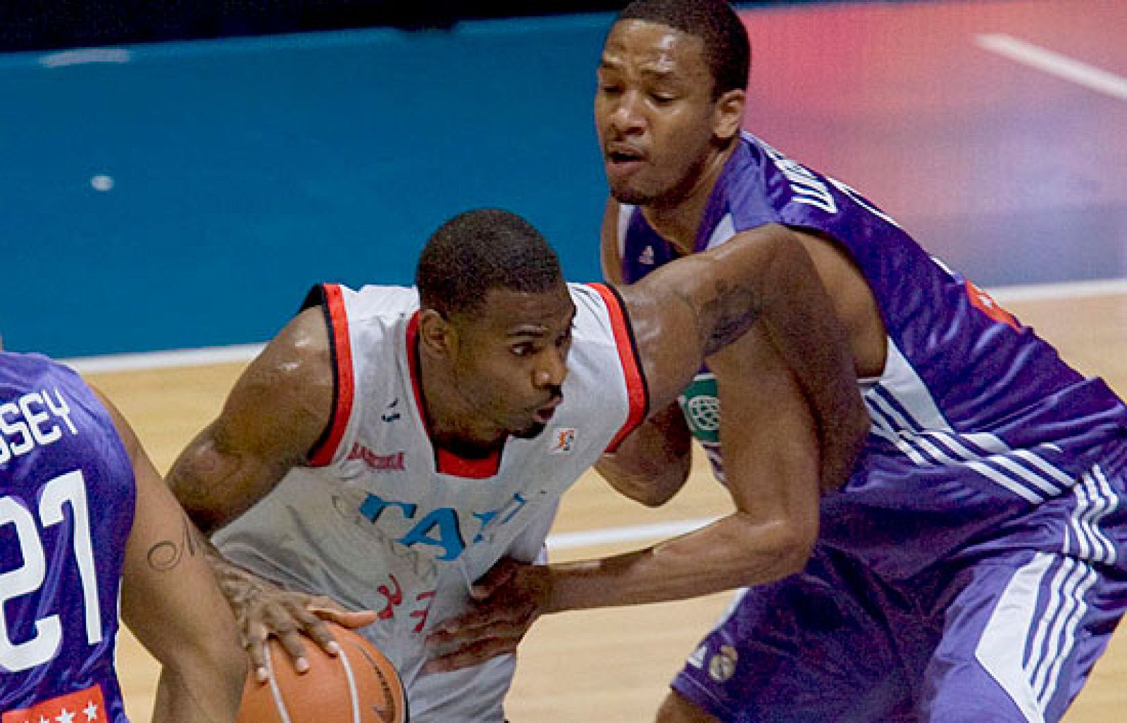 El TAU Cerámica saldó con una victoria el primer choque del 'play-off' de las semifinales de la ACB frente al Real Madrid (91-80).