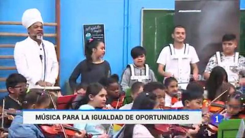 Carlinhos Brown visita a la "orquesta milagro" de Tetuán