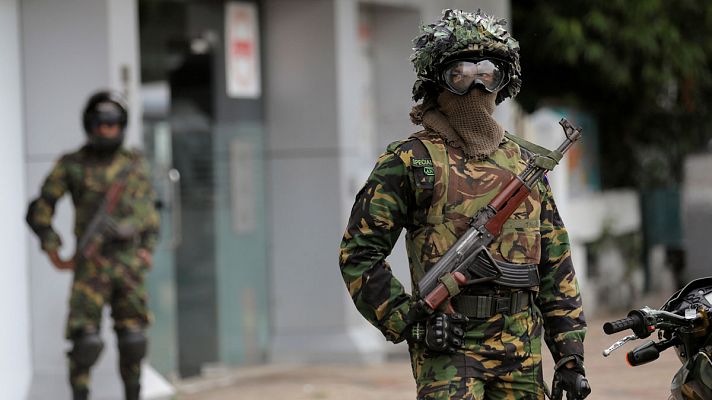 Las fuerzas de seguridad de Sri Lanka incautan explosivos, metralla y una bandera del Estado Islámico en una redada