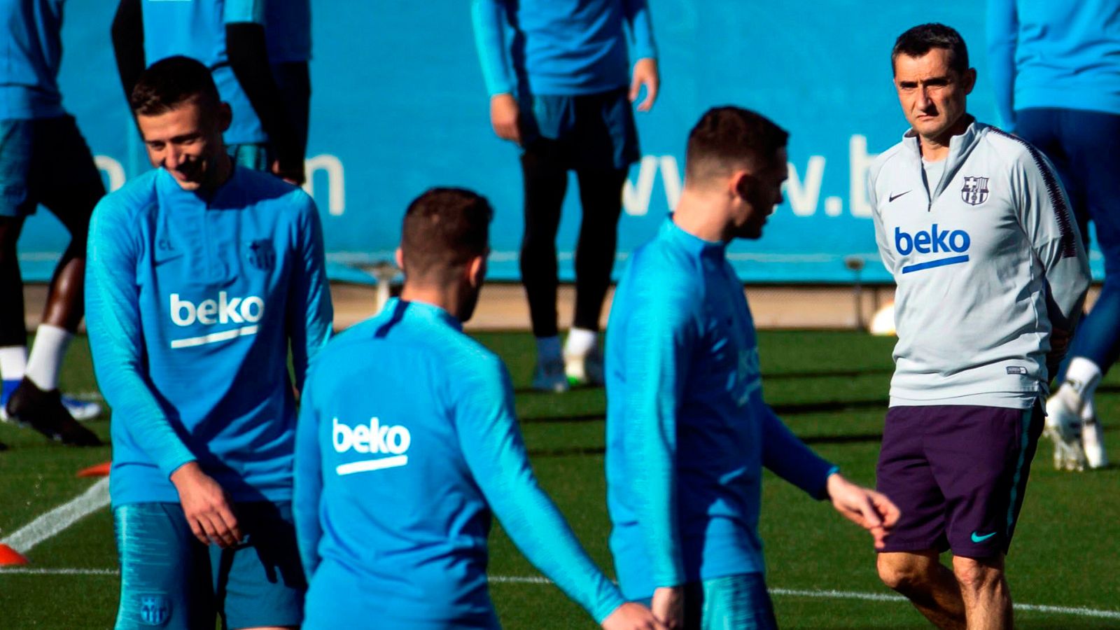 Ernesto Valverde, técnico del FC Barcelona, afronta este sábado un partido decisivo en el que su equipo podría proclamarse campeón de Liga. Pese a ello, advirtió que "es posible" que haga alguna rotación contra el Levante aunque advirtió que están "absolutamente centrados" en ganar ya el título liguero pues puede ser "algo muy poderoso" de cara a afrontar la Champions el próximo miércoles ante el Liverpool.