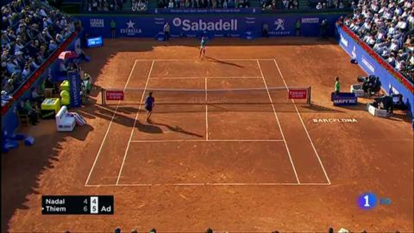 El tenista español Rafa Nadal ha sido eliminado en semifinales del Conde de Godó al perder por un doble 6-4 con Dominic Thiem. 