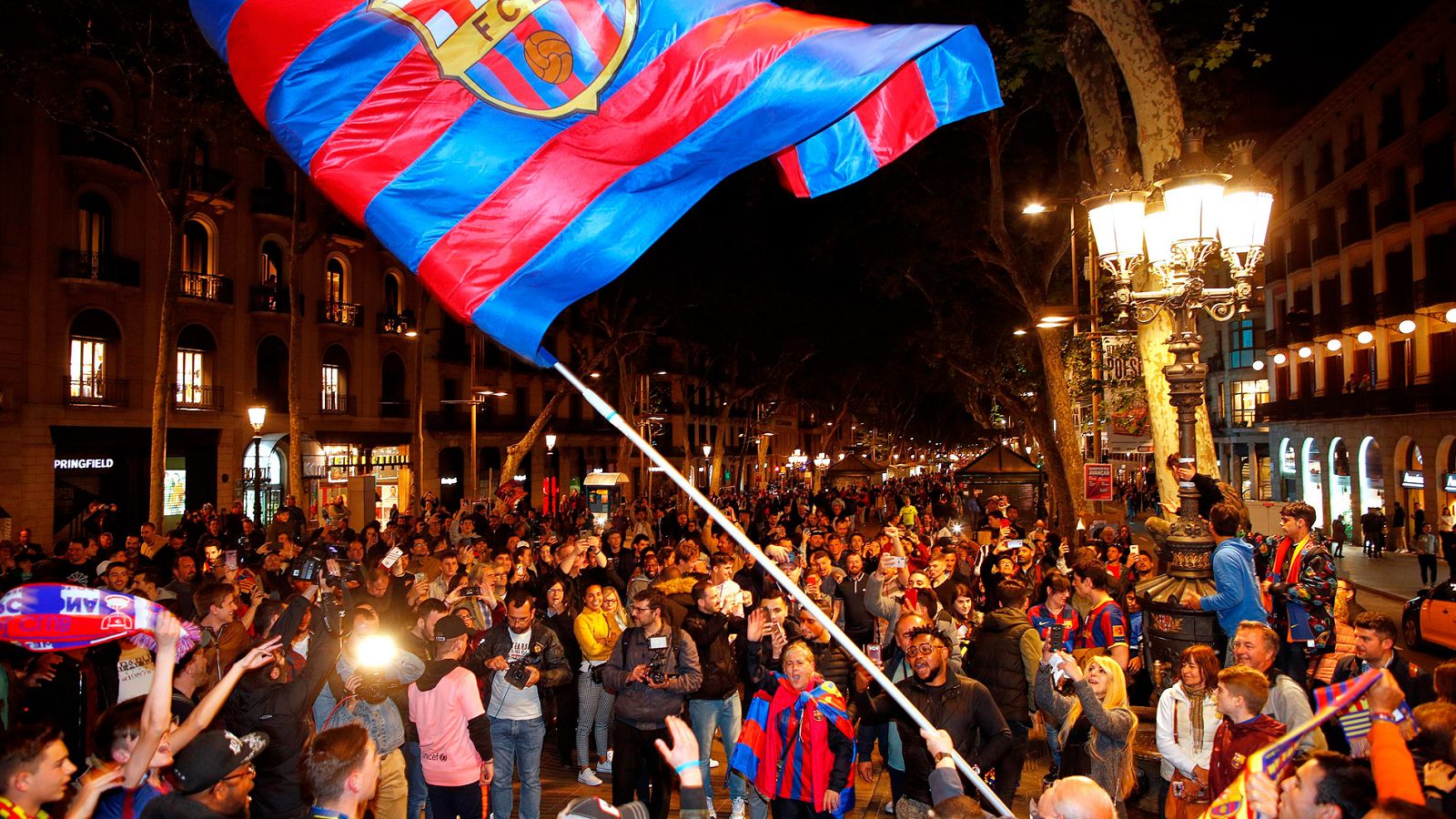 Los seguidores del Barcelona han llenado los aledaños de la fuente de Canaletas para celebrar el título de Liga del Barcelona, que ha conquistado después de ganar 1-0 al Levante en el Camp Nou.