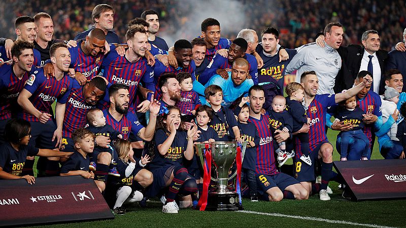 Messi recibe la copa de campeón de Liga