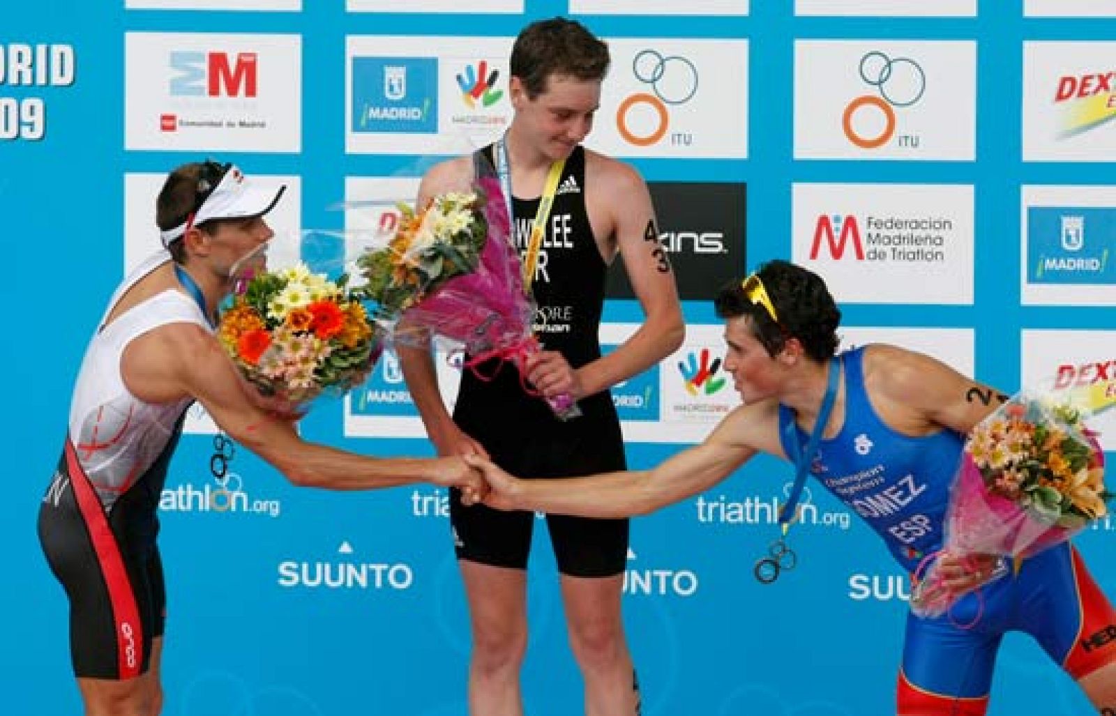 El británico Alistair Brownlee fue el más fuerte y ganó con autoridad la prueba del Campeonato del Mundo de triatlón de Madrid, disputada bajo un intenso calor, en la que el español Javier Gómez Noya fue tercero. 