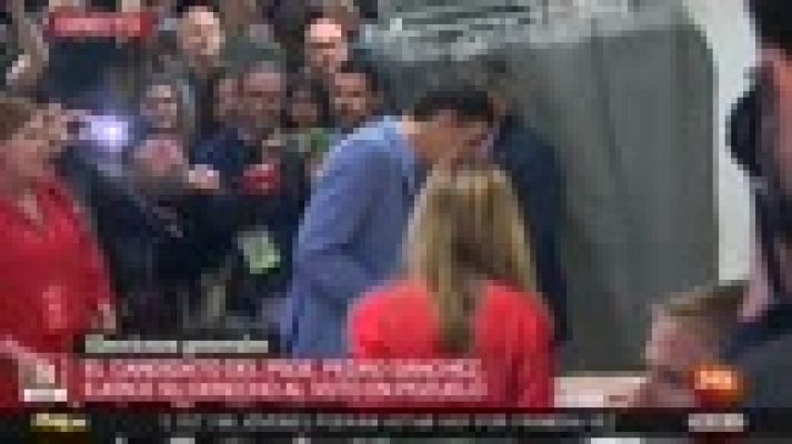 Pedro Sánchez vota en el Centro Cultural Volturno de Pozuelo de Alarcón