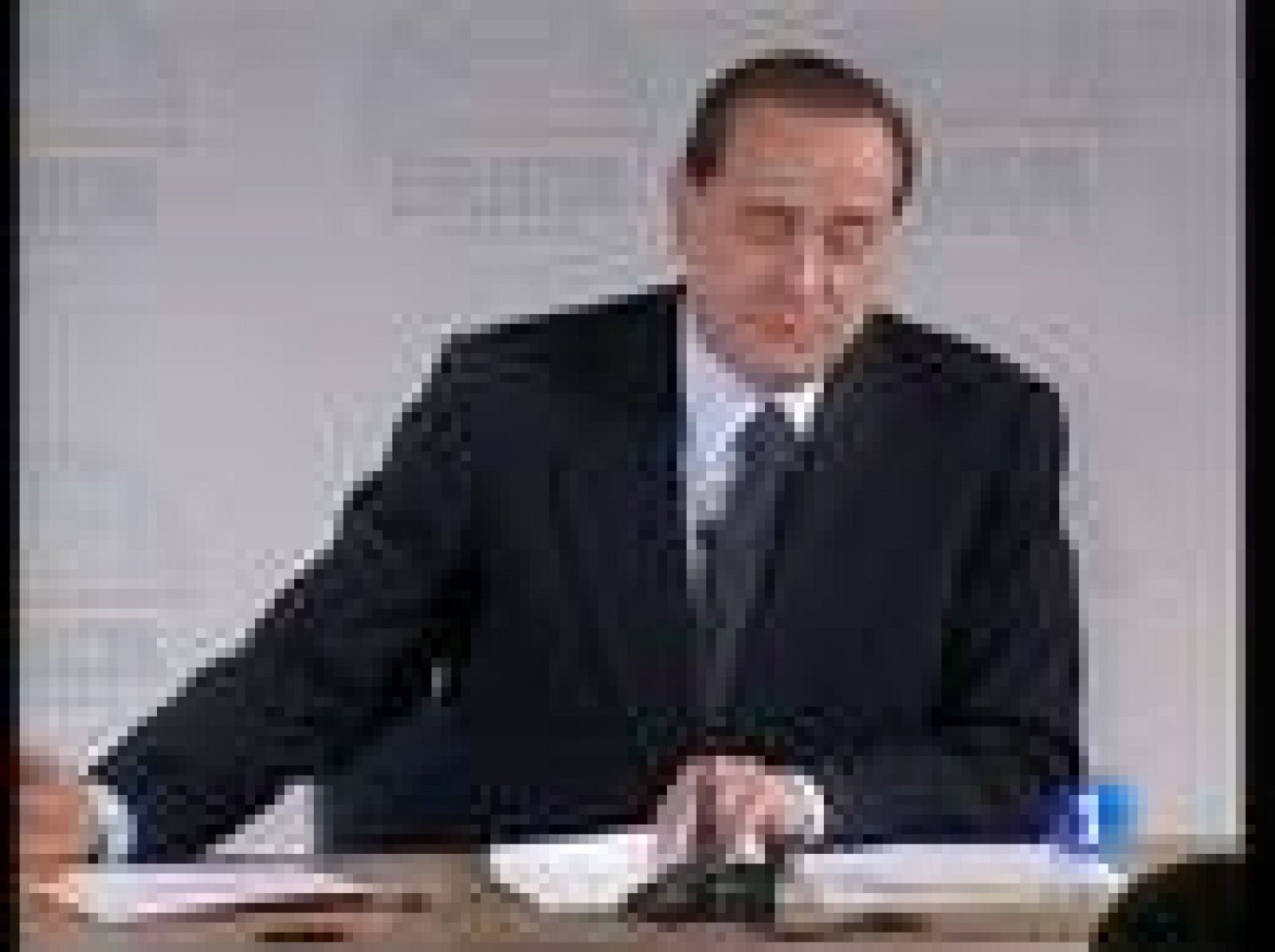 En Italia no se habla estos días de Europa, sino de los escándalos que rodean a Silvio Berlusconi y su tortuoso divorcio.
