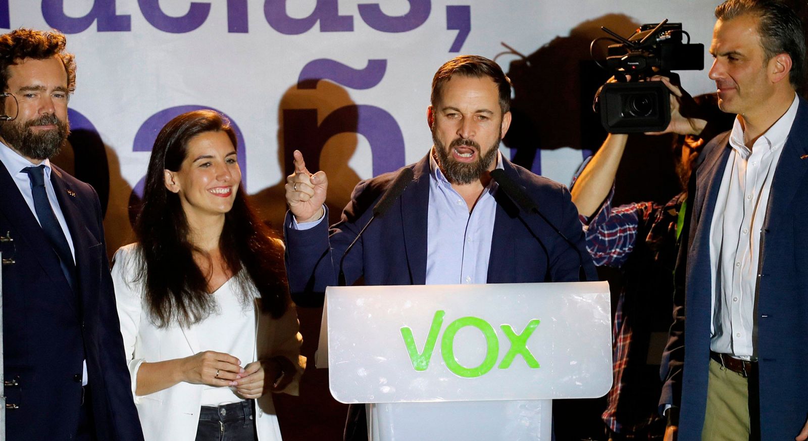 El líder y candidato a la Moncloa de Vox, Santiago Abascal, ha valorado en clave triunfalista los resultados de su partido en las Elecciones Generales 2019, en las que ha obtenido 24 diputados."Os dijimos que iniciabamos una reconquista y eso es lo q