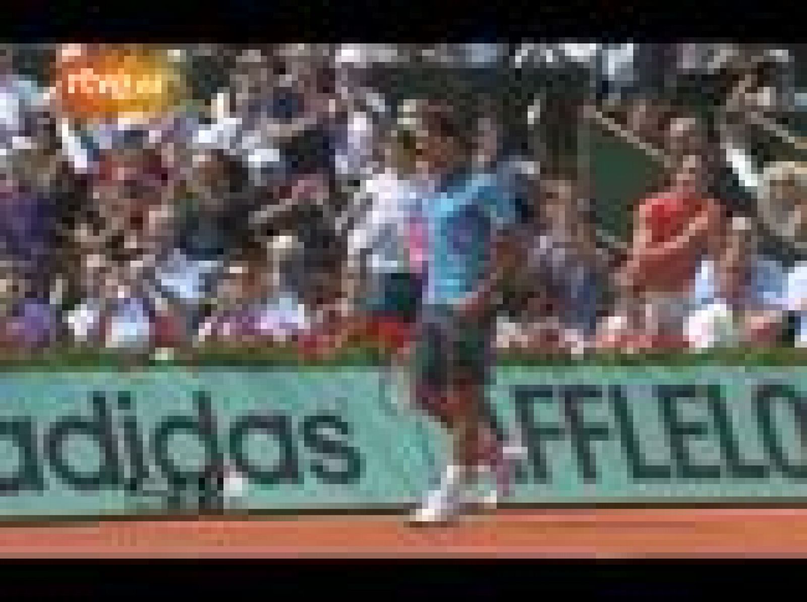 El suizo Roger Federer se clasificó con mucho sufrimiento para los cuartos de final después de remontar dos sets en contra, ante el alemán Tommy Haas por 6-7(4), 7-5, 6-4, 6-0 y 6-2.