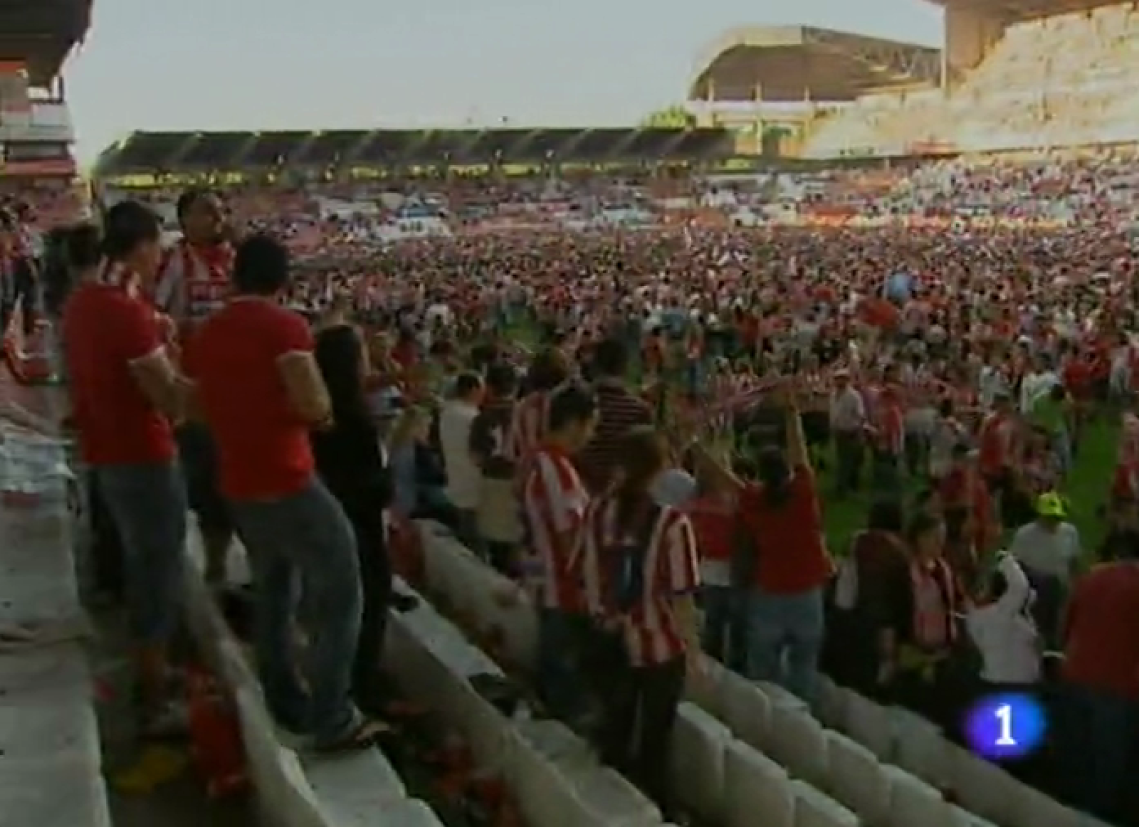 Los seguidores del Sporting de Gijón y del Real Oviedo viven con euforia los éxitos conquistados ayer: la permanencia en Primera del equipo gijonés, lograda, con mucho esfuerzo, en el estadio local de El Molinón ; y el ascenso a Segunda B, conseguido de penalti, en Mallorca, por el equipo de la capital del Principado. La alegría tiene los colores rojiblanco y azul, y, aunque localizada, en sus respectivas ciudades, parece haberse contagiado a todos los asturianos, en un día en el que el Principado ha recibido la visita del presidente del Partido Popular. Mariano Rajoy ha protagonizado el mítin central de la campaña de su partido en el Auditorio de Oviedo, después de visitar la fábrica de la Central Lechera Asturiana. 