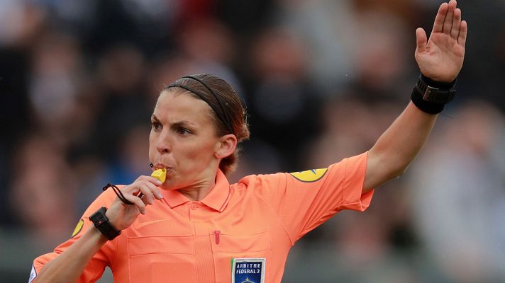 Stephanie Frappart, primera mujer en arbitrar en la Ligue 1