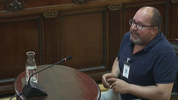 Informativo 24h - Un vecino de San Carlos de la Rápita: "Me acuerdo del ruido de las porras cuando abrían la cabeza"