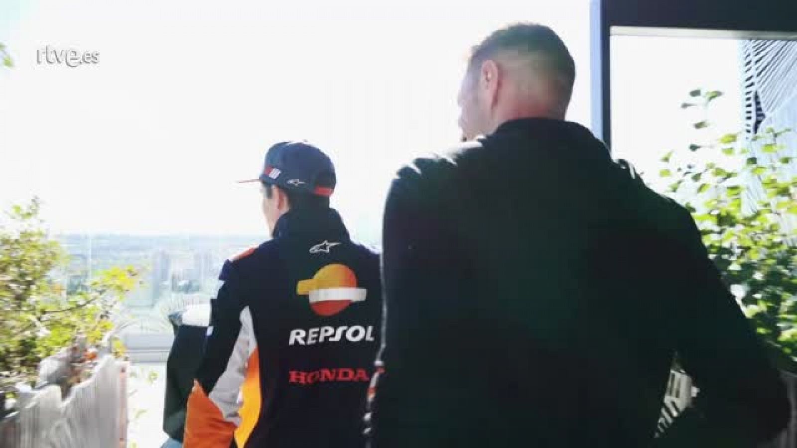 Márquez le "enseña los secretos" de su moto al futbolista Joaquín | Ver