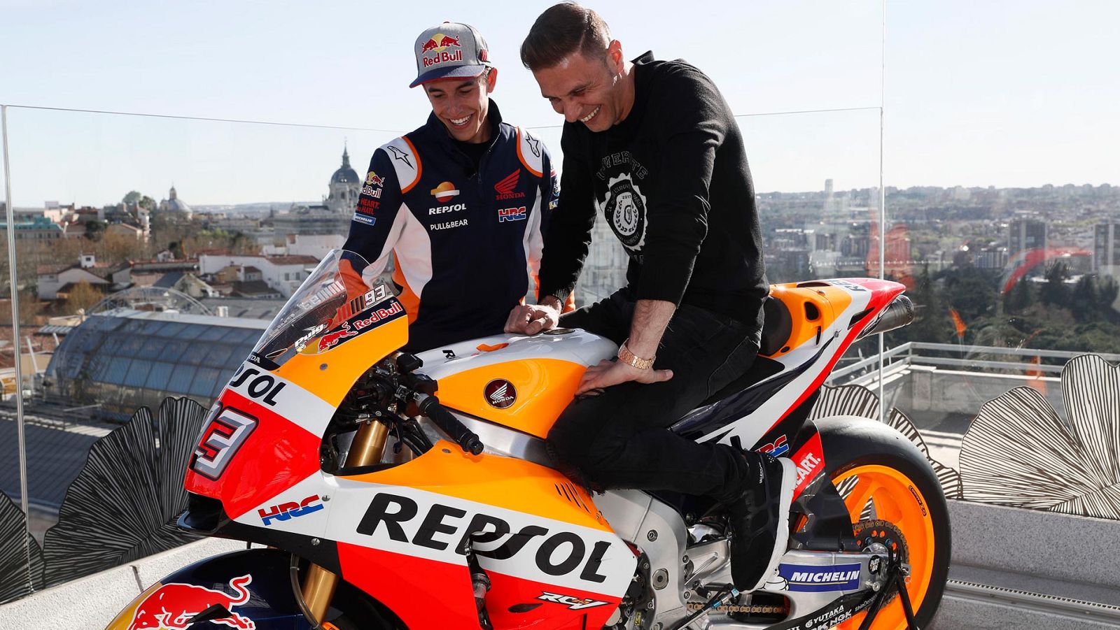 Márquez le "enseña los secretos" de su moto al futbolista Joaquín