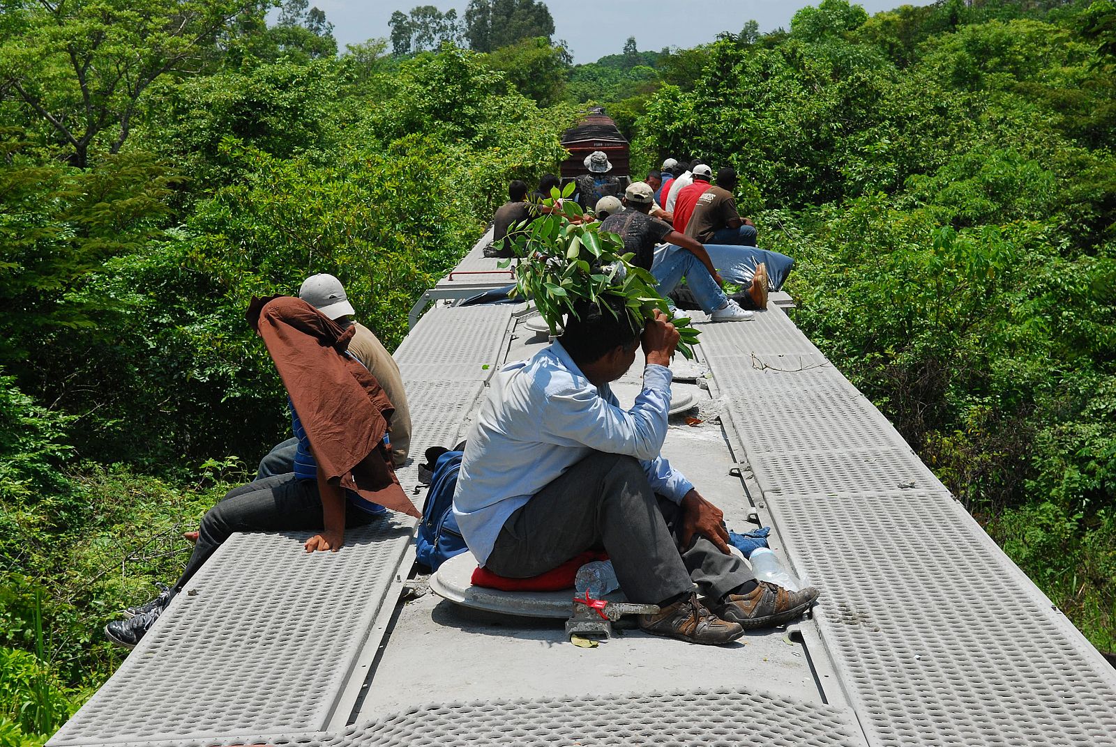 Telediario 1: México: Los inmigrantes vuelven a subirse a 'La Bestia' | RTVE Play