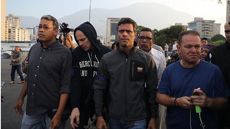Guaidó libera a Leopoldo López y llama a un "alzamiento" contra Maduro