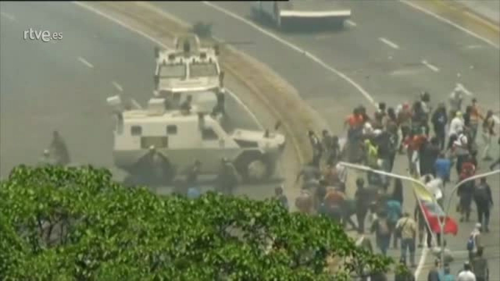 Un furgón policial arrolla a un grupo de manifestantes en Venezuela