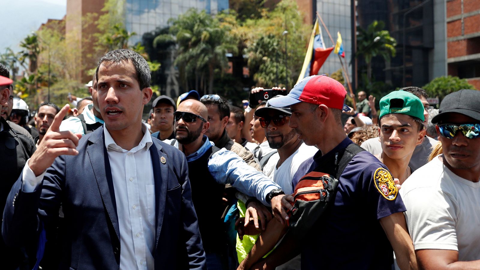 Telediario 1: Guaidó: "Todos los venezolanos, incluyendo las fuerzas armadas están a favor de la constitución" | RTVE Play