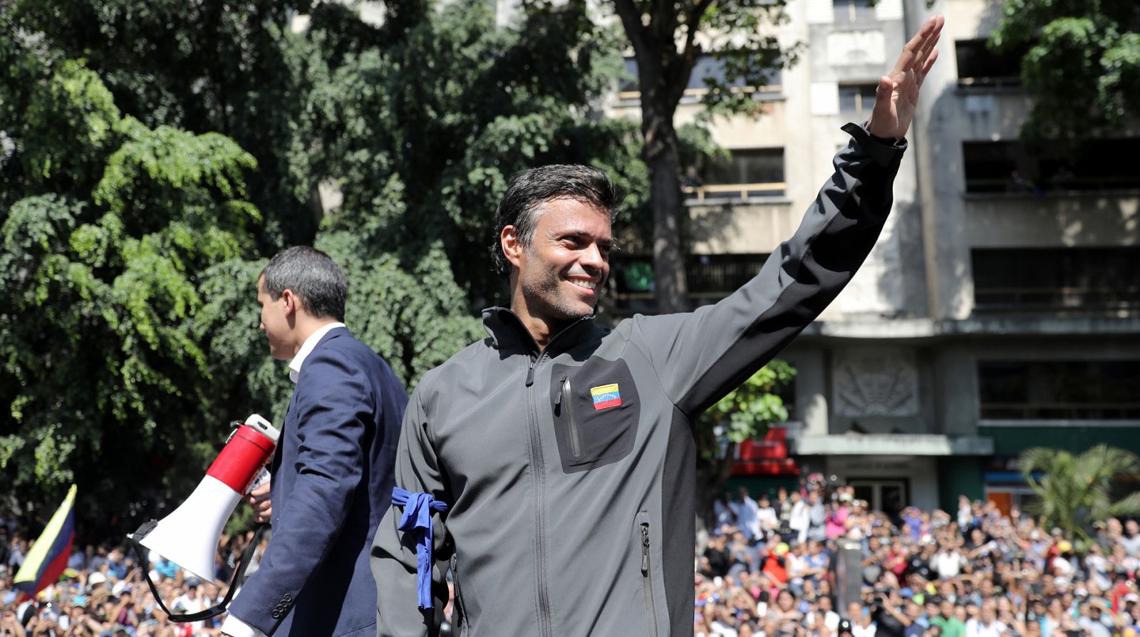 Leopoldo López se refugia en la embajada española mientras Guaidó llama a la "mayor marcha de la historia"