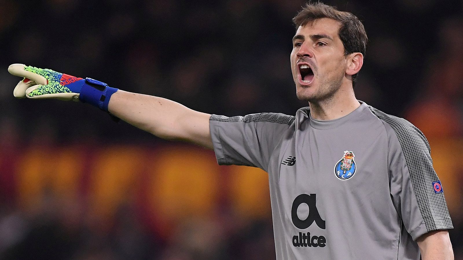 El portero español Iker Casillas ha sido ingresado tras sufrir un infarto en un entrenamiento con el Oporto. El guardameta, según su propio club, se encuentra fuera de peligro.