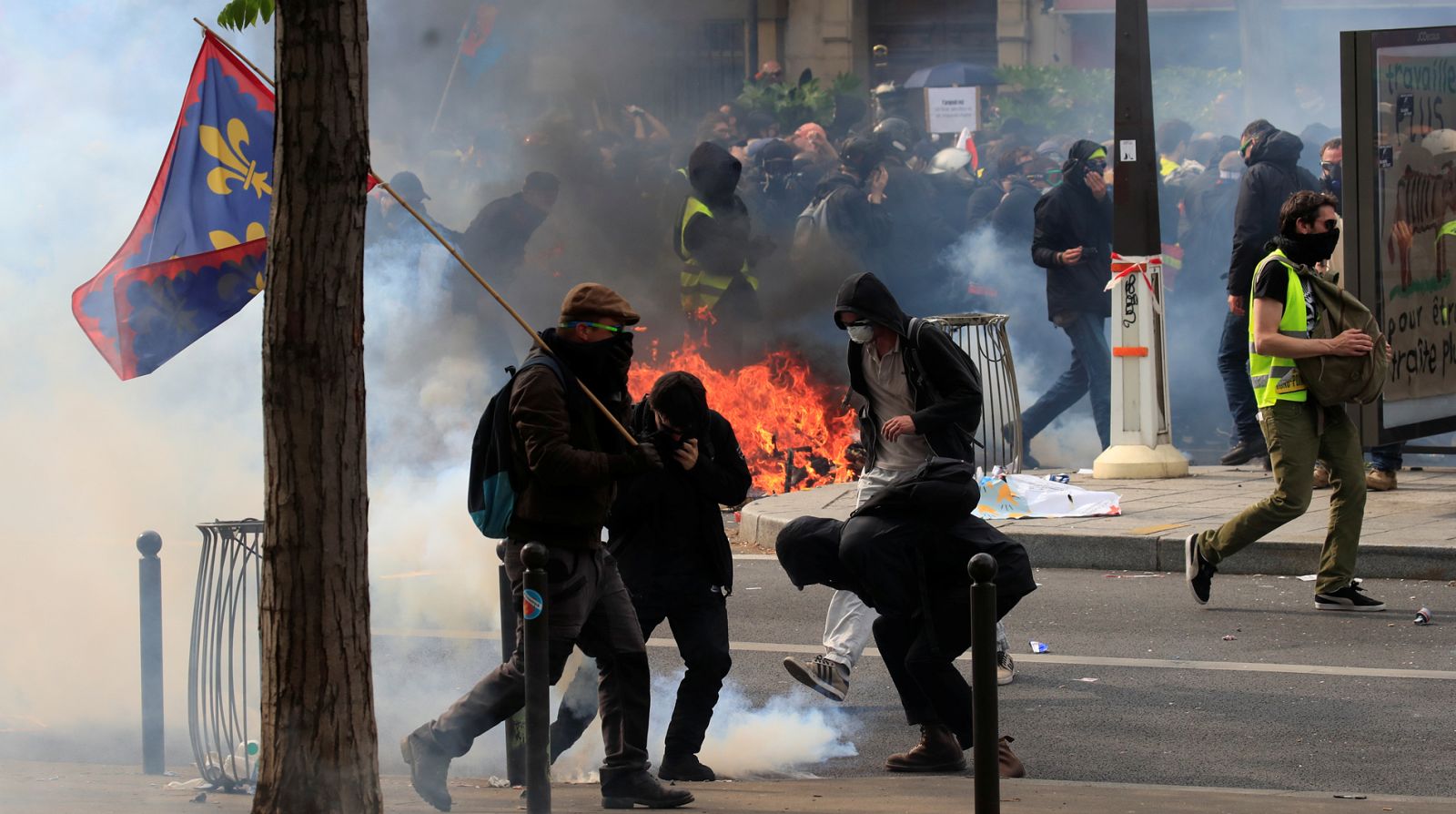 La manifestación por el Primero de Mayo en París concluye con 330 detenidos y graves altercados