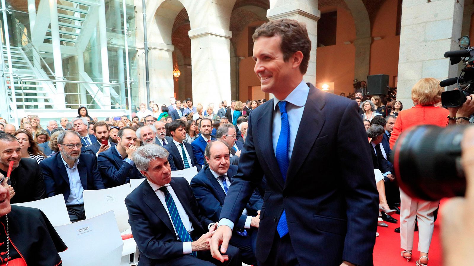 Día de la Comunidad de Madrid - Casado evita saludar a Garrido en la celebración del Dos de Mayo - RTVE.es