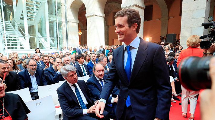 Casado evita saludar a Garrido en el Dos de Mayo