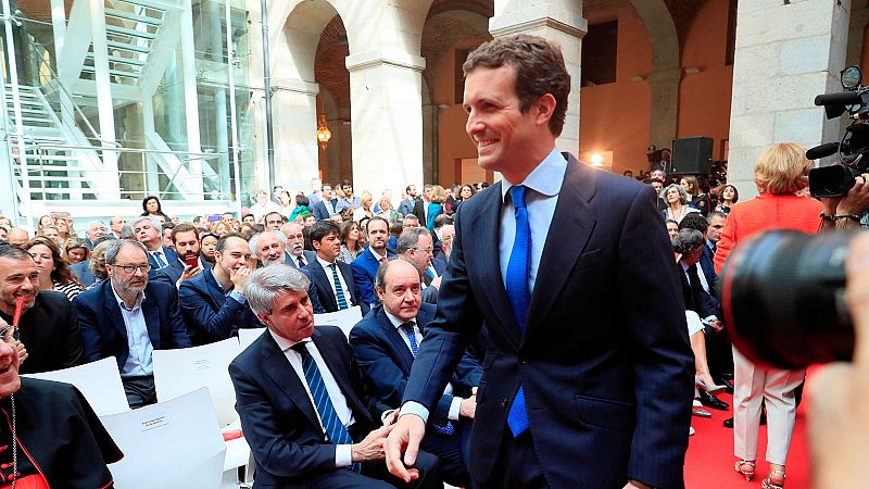 Casado evita saludar a Garrido en la celebración del Dos de Mayo