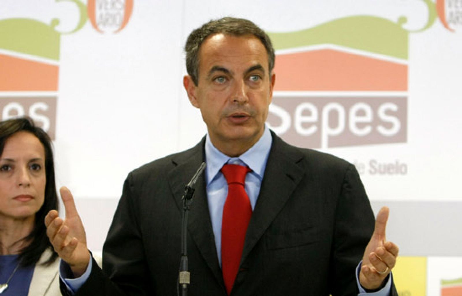 El presidente del Gobierno acoge con "cautela" la bajada del paro aunque la considera "alentadora".