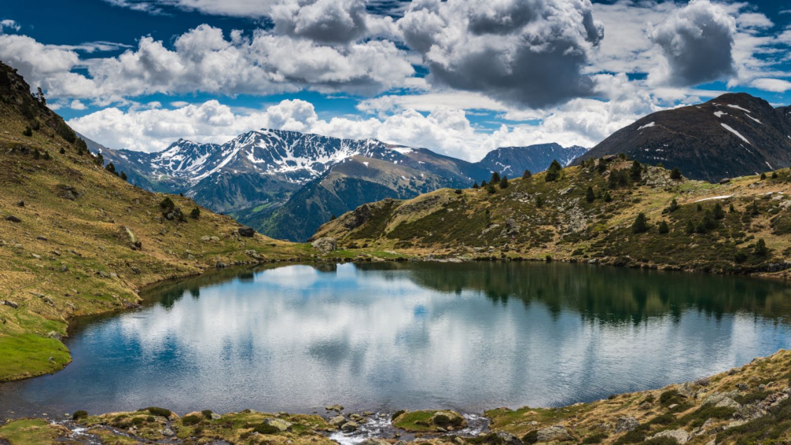 Viento fuerte en Galicia y chubascos o tormentas fuertes en el norte de Andalucía