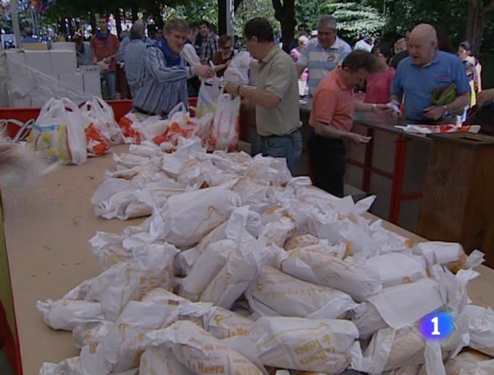  Casi un millar de asturianos dejaron de formar parte de las listas del desempleo el pasado mes de mayo. En términos porcentuales, el paro descendió en Asturias el 1,29 por ciento, el doble que en el conjunto de España. Y aunque las oficinas de empleo registran aún cerca de 73 mil parados es el segundo mes consecutivo de mejora en el Principado. Datos esperanzadores en un día, festivo en Oviedo. El Martes de Campo, la Fiesta de la Balesquida, propicia la degustación del bollo con chorizo (el "bollu preñao" ) bajo el sol, o a la sombra, en parques y jardines de la ciudad,  una tradición que data del siglo XIII.