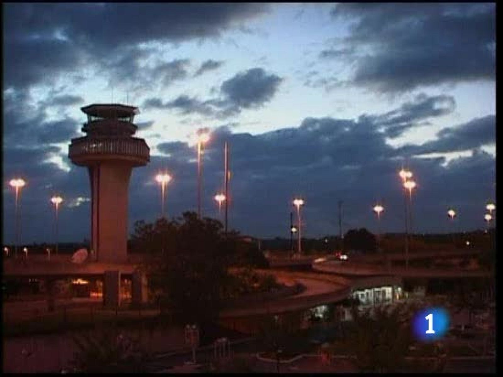 Se trata de Anna Negra, una consultora catalana de 28 años, y Andrés Suárez Montes, un ingeniero de 38 años de Sevilla. Ella volvía de su luna de miel y él iba a París desde Caracas, donde su empresa le acababa destinar.