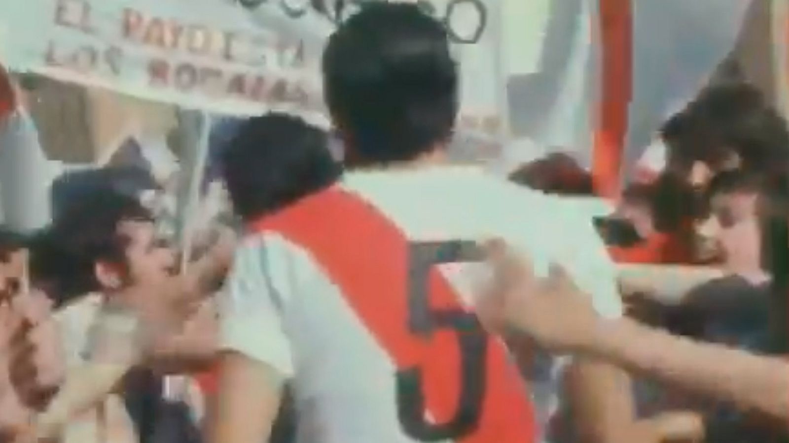El Rayo Vallecano, que lucha por salvar la categoría, vivió momentos gloriosos en 1978, cuando fue apodado el 'matagigantes' al derrotar a grandes equipos de la Liga. 'Fast Fut 123' ha recuperado imágenes de un Informe Semanal de la época.