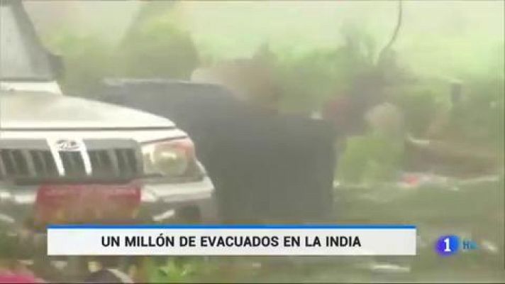 Telediario 1 - India evacúa a más de un millón de personas por el ciclón Fani, que ya ha dejado tres muertos