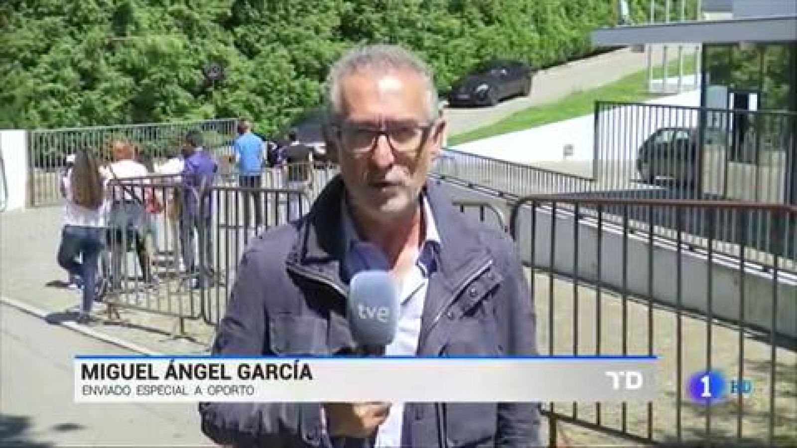 El portero del Oporto Iker Casillas podría salir el próximo lunes del hospital en el que se encuentra hospitalizado tras sufrir un infarto el pasado miércoles. Su entrenador y sus compañeros no han dejado de apoyar al portero.