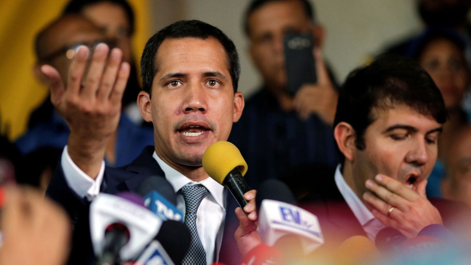 Guaidó llama a manifestarse pacificamente en los cuarteles para que los militares se unan a la "lucha" 