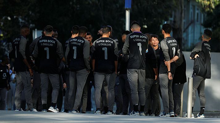 Telediario 1 - La plantilla del Oporto acude al hospital a visitar a Iker Casillas tras su infarto