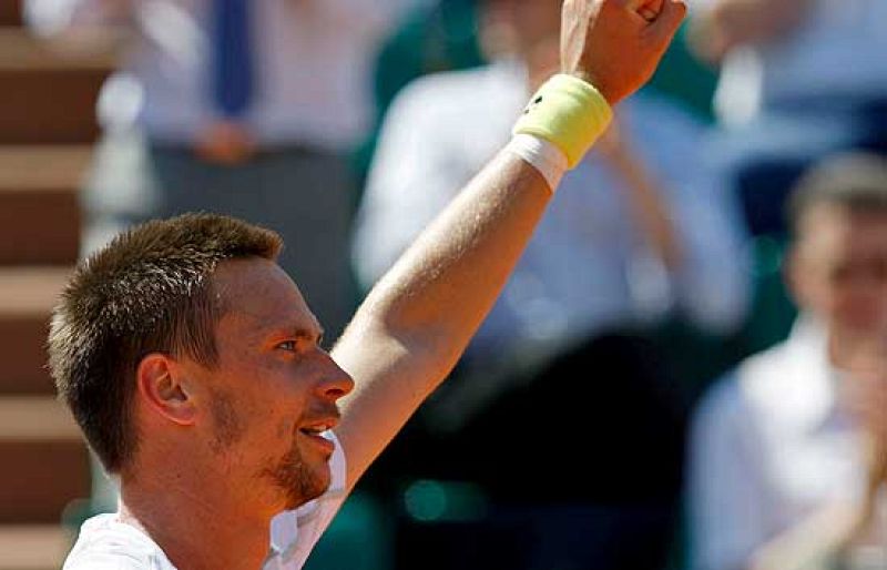 El sueco Robin Soderling continúa dando la sorpresa en Roland Garros, tras vencer en cuartos de final al ruso Nikolai Davydenko por un contundente 6-1, 6-3 y 6-1 en una hora y 40 minutos.
