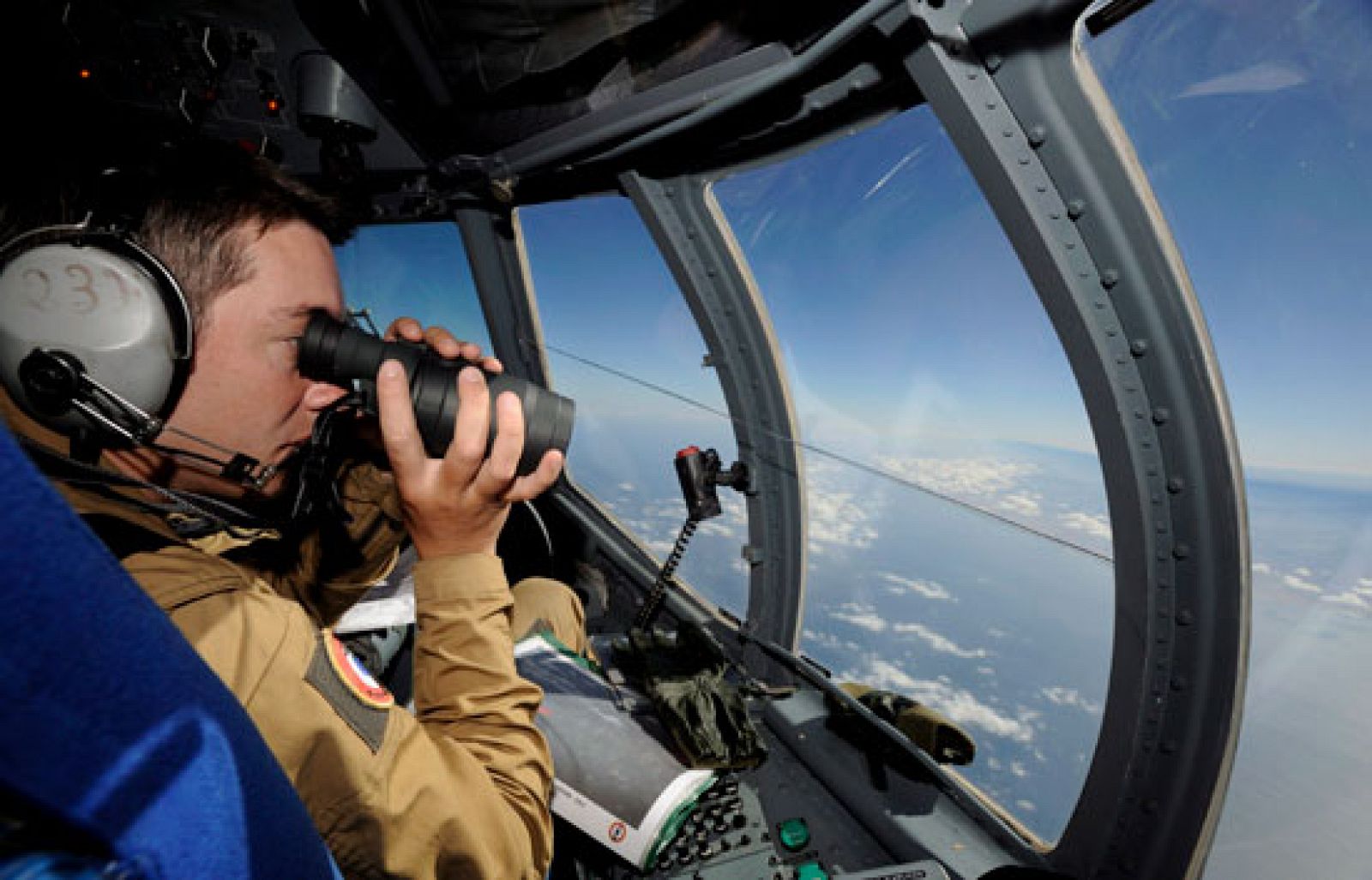 Asientos, combustible y trozos de metal es lo que ha avistado un avión militar de Brasil.