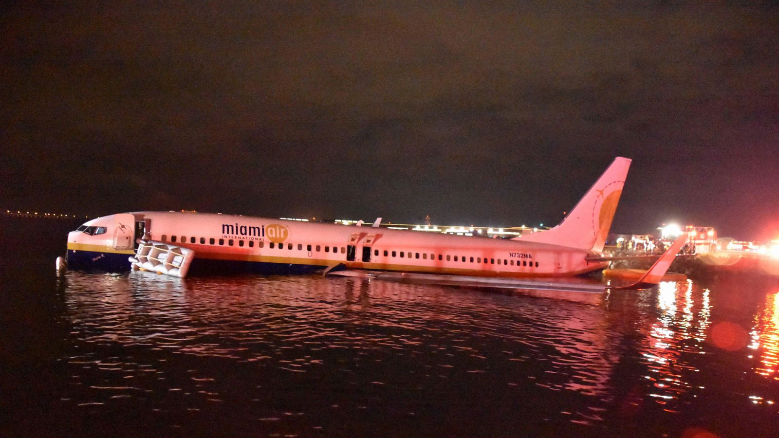 Telediario 1: Un avión con 136 pasajeros a bordo se sale de la pista y acaba en un río en Florida  | RTVE Play