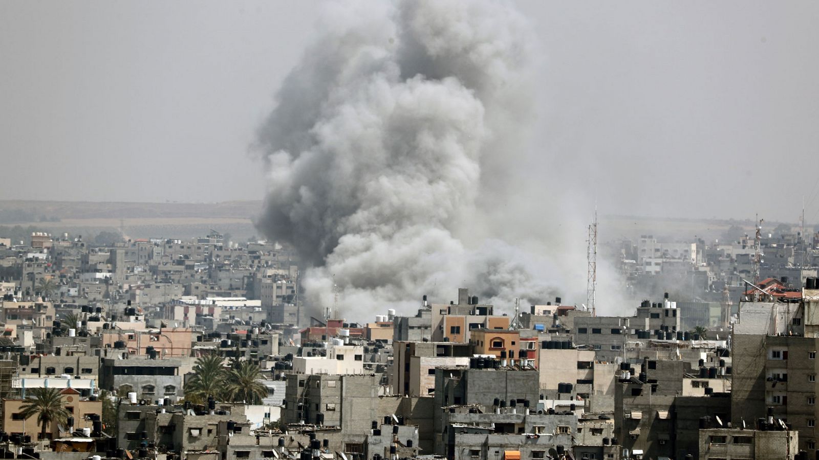 Telediario 1: Israel intensifica sus bombardeos sobre Gaza como respuesta al lanzamiento de cochetes de Hamás | RTVE Play