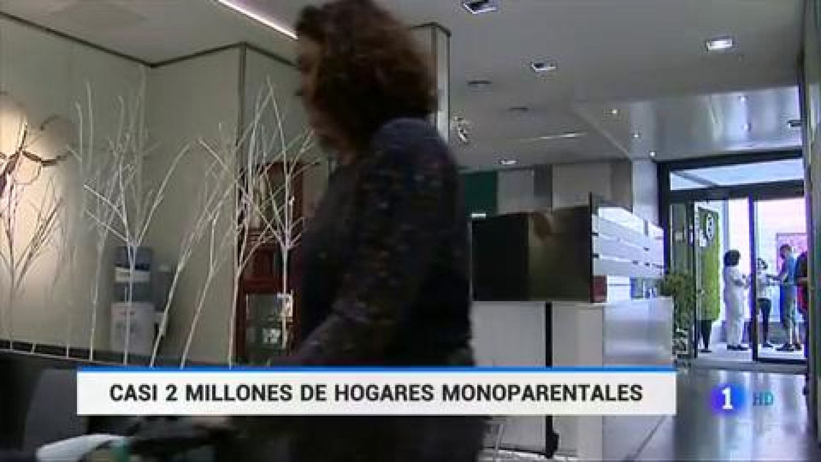 Telediario 1: Casi dos millones de hogares en España son monoparentales  | RTVE Play